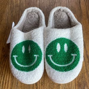 Brand New Smiley Face Womens white/green Slippers, size 7/8
